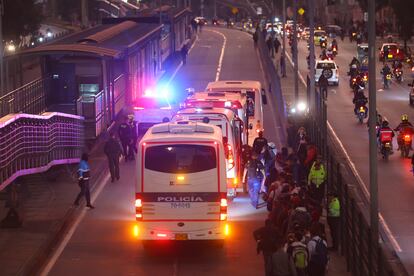 Habitantes del sur de Bogotá hacen fila para abordar los buses de la Policía Nacional para poderse desplazar desde el Portal Sur debido a la falta de transporte público por el paro de transportadores, en Bogotá, el 4 de septiembre de 2024.