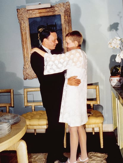 El cantante Frank Sinatra contrajo matrimonio con la actriz Mia Farrow en julio 1966, y su enlace apenas duró dos años, ya que se separaron en 1968. Ella apenas tenía 21 años, mientras que él ya había cumplido el medio siglo. Fue el tercer matrimonio para él tras casarse con Nancy Barbato (conocida como Nancy Sinatra) y con Ava Gardner, y se llegaría a casar por cuarta vez, con Barbara Marx. Ella también se casó otra vez más, con André Previn, y fue pareja durante años del director Woody Allen.