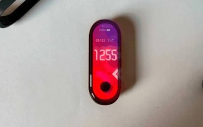 Xiaomi Mi Band 5 con agujero en la pantalla.