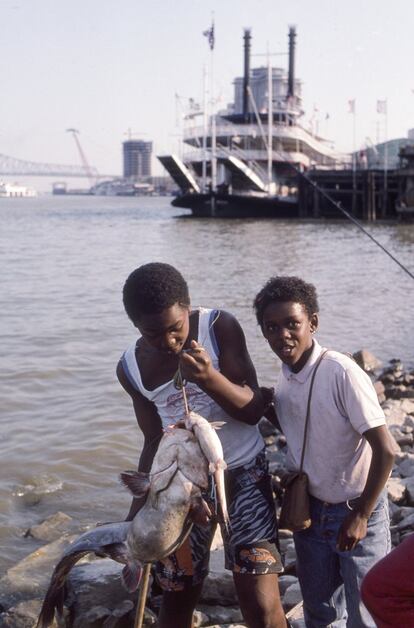 Pesca no Mississippi. As crianças estão muito presentes no trabalho de Ontañón e suas favoritas eram as trabalhadoras, aquelas que ajudam a cuidar financeiramente da família (algo com o qual ele se relacionava pessoalmente).