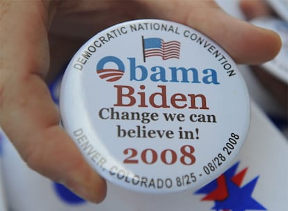 Barack Obama y su candidato a vicepresidente están muy presentes en el material de la convención demócrata.