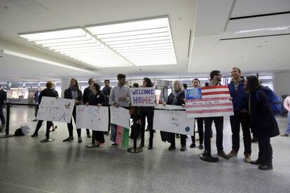 Bienvenida a un traductor del Ejército de EEUU procedente de Afganistán en el aeropuerto de San Francisco.