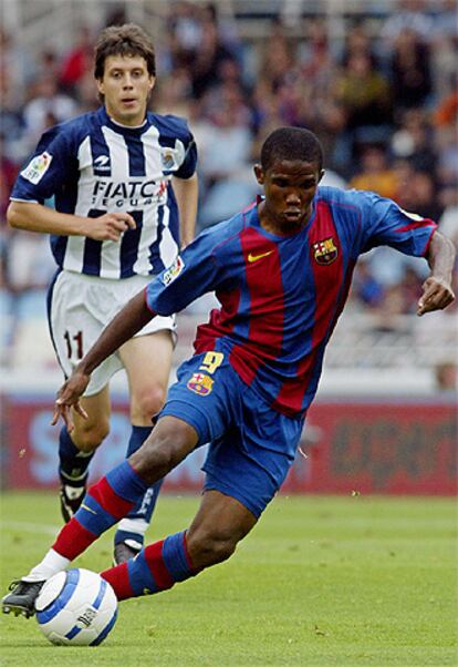 El camerunés Samuel Eto&#39;o esquiva al jugador de la Real Mikel Aranburu en el estado Anoeta de San Sebastian.