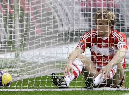 El jugador del Bayern de Múnich mira el balón tras uno de los goles encajados ante Wolfsburg.