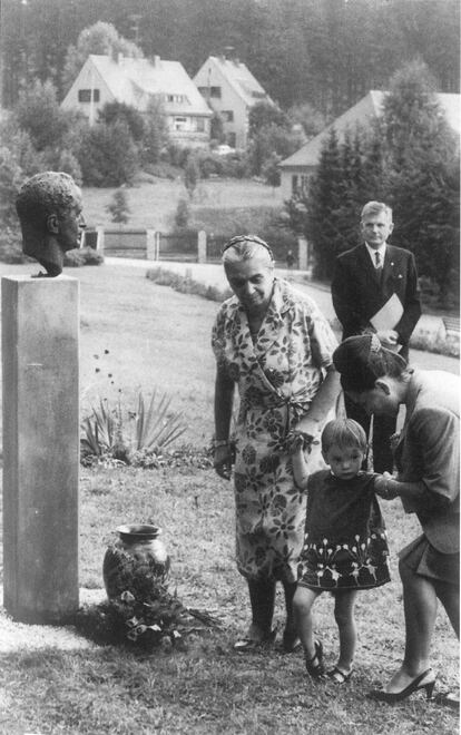 Hilde Benjamin con su nieta Simone y su nuera Ursula Benjamin frente a un busto de Georg Benjamin, alrededor de 1968.