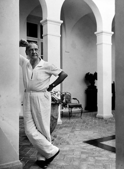 W. Somerset Maugham

El escritor se casó con Syrie Barnardo pero mantuvo sonadas relaciones, según sus biografías, con otros autores como Thomas Mann o H. G. Wells. En sus textos también describía una bisexualidad abierta y sin tabúes.