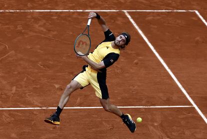 Tsitsipas volea durante el partido del domingo contra Arnaldi.