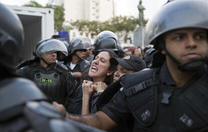 Los antidisturbios arrestan a una manifestante durante una protesta contra el dispendio económico de los Juegos en Niteroi (Brasil) el día 2 de agosto.