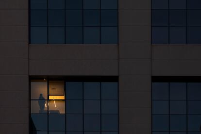 Un trabajador de en un edificio de oficinas de Sevilla a última hora de la tarde.