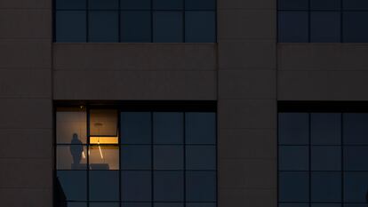 Un trabajador de en un edificio de oficinas de Sevilla a última hora de la tarde.