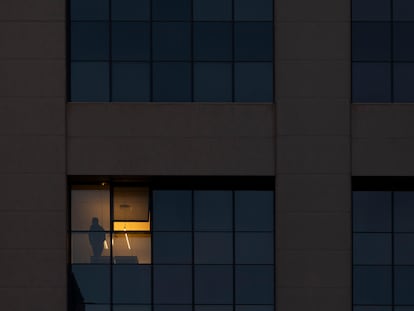 Un trabajador de en un edificio de oficinas de Sevilla a última hora de la tarde.