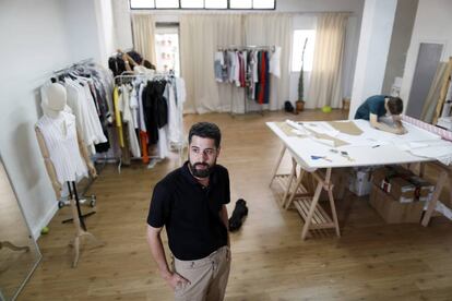 El diseñador Moisés Nieto, en su estudio de Carabanchel.