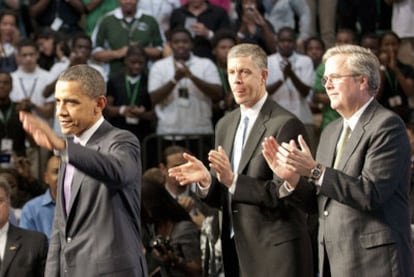 El presidente de EE UU, Barack Obama, flanqueado por el secretario de Educación, Arne Duncan( izquierda), y el exgobernador de Florida Jeb Bush (derecha), en la Miami Central Senior High School.