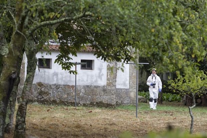 Miembros de la policía registran la casa que la madre de la Asunta tiene a la venta por 900.000 euros