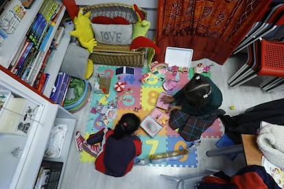 Dos niños durante el taller de Música por la Paz en el barrio de Usera.