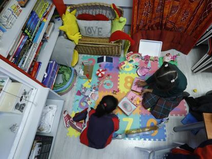 Dos niños durante el taller de Música por la Paz en el barrio de Usera.