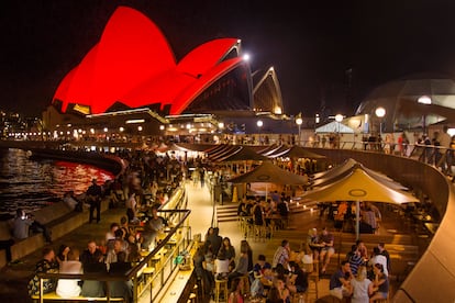 Ópera de Sídney (Australia). Este es uno de los máximos estandartes del arte contemporáneo. Admirado, el famoso arquitecto Louis Kahn afirmó: “El sol no sabía lo bella que era su luz hasta que se reflejó en este edificio”. El proyecto ganador del concurso de 1956, del arquitecto danés Jørn Utzon, es el monumento más reconocible de Australia. Puede parecer un edificio con velas blancas desplegadas, pero dicen que Utzon se inspiró en los gajos de naranja, las hojas de palma y los templos mayas, y el edificio también ha sido comparado con una máquina de escribir rellena de conchas de vieiras. La construcción comenzó en 1959 y se inauguró oficialmente en 1973, tras una serie de choques de personalidad, dificultades técnicas y retrasos dignos de un culebrón. Recibe cada madrugada del 1 de enero al Año Nuevo con una lluvia de fuegos artificiales.