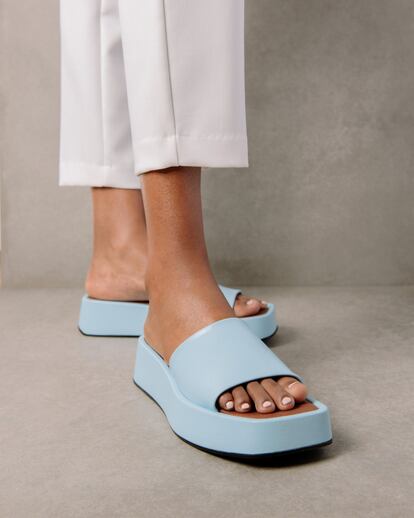 Súper cómodas, versátiles y veganas, así son estas sandalias de Alohas que están disponibles en colores irresistibles como este azul cielo, en coral o en rosa empolvado, entre otros. Si las pides por encargo pasan de 70 euros a costar 49€.