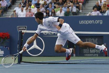 Djokovic devuelve un tiro de Nadal.