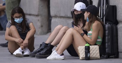 Tres jóvenes con maletas en el centro de Madrid (España). 