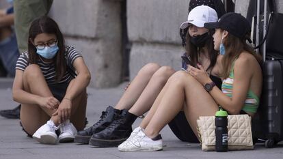 Tres jóvenes con maletas en el centro de Madrid (España). 