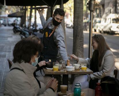 Terraza del bar Billy Brunch en la calle Bailén de Barcelona.