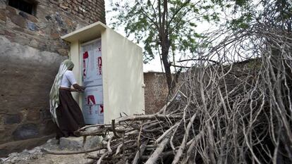 Una mujer usa un inodoro construido por una ONG en el estado indio de Haryana, en 2014.