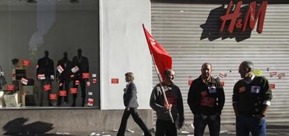 Algunos que protestaron en la Gran Vía, de Madrid. Atrás, el almacén de H&M cerrado.