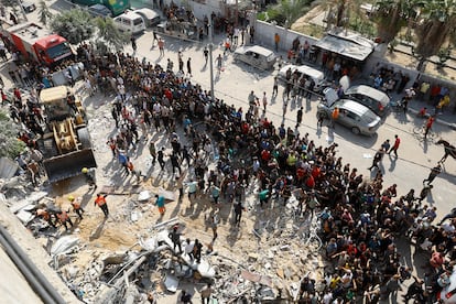 Palestinos se reúnen en el lugar de un ataque israelí contra una casa, en Jan Yunis, al sur de la Franja de Gaza, este martes.