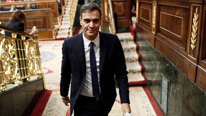 El presidente del Gobierno, Pedro Sánchez, abandona el hemiciclo del Congreso de los Diputados.