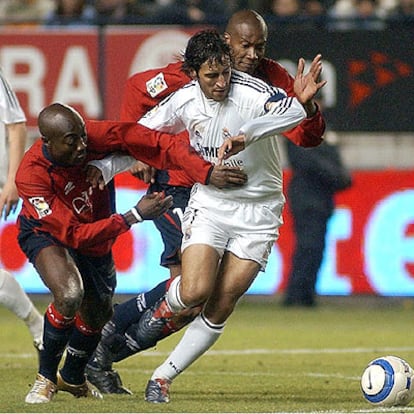 Raúl, entre Webó y Morales, en una jugada del Osasuna-Madrid.