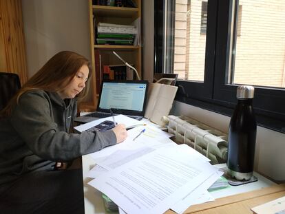 Silvia Rodríguez, de 18 años, estudia para la selectividad durante la cuarentena escolar por el coronavirus, en Valdemoro (Madrid)