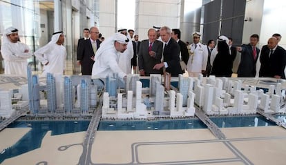 El Rey y el ministro Pedro Morenés observan una maqueta de la futura ciudad financiera de Abu Dabi.