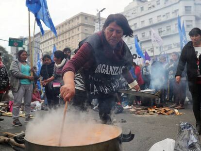 Uma mulher prepara comida em uma manifestação.