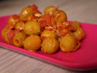 Aceitunas rellenas con romesco y almendras