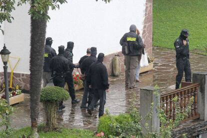Agentes de la División Antiterrorista con el detenido Gurutz Agirresarobe en Añorga.