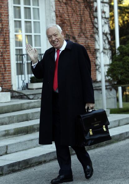 José Manuel García-Margallo, titular de Exteriores, saluda a su llegada al Consejo de Ministros.
