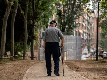 Un hombre mayor caminando por el parque Caramuel en 2021 en el barrio de Puerta del Ángel, Madrid.