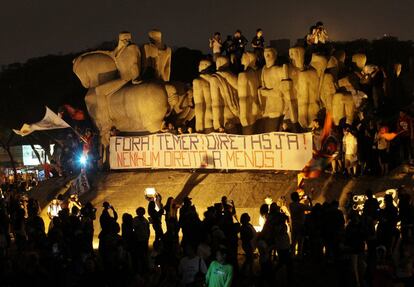 Manifestantes rodean el Monumento a las Banderas de São Paulo, durante una protesta en contra del presidente Michel Temer.