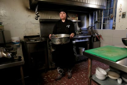 La chef mexicana Ivonne Quintero afirma que los dos hombres que trabajaban para ella no seguían sus instrucciones por ser una mujer. México se sitúa en el puesto 66 del ránking de brecha de género. El ecónomico es el ámbito donde hay más desigualdad. Tiene la tasa de participación laboral femenina más baja de la OCDE después de Turquía, con un 48%. Además, las mexicanas dedican cuatro horas diarias más que los hombres al trabajo no remunerado.