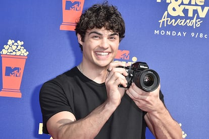 El actor conocido por películas como A todos los chicos de los que me enamoré también quiso inmortalizar el momento con su propia cámara fotográfica.