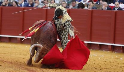 Morante de la Puebla, en el segundo de su lote en la corrida de hoy viernes en la Feria de Abril.