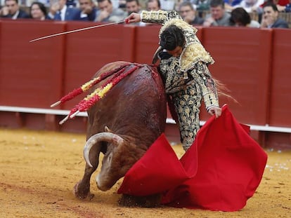 Morante de la Puebla, en el segundo de su lote en la corrida de hoy viernes en la Feria de Abril.