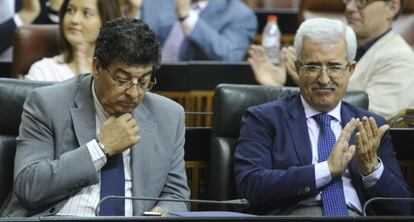 Diego Valderas, a la izquierda, en una sesión del Parlamento.