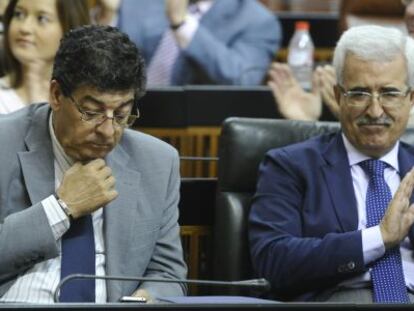 Diego Valderas, a la izquierda, en una sesi&oacute;n del Parlamento.