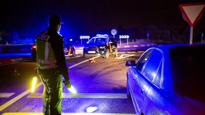 Control policial en Aranda de Duero (Burgos), donde ha entrado en vigor un nuevo cierre perimetral este martes.