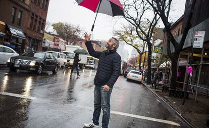 Gustavo Ron en una calle de Brooklyn, barrio que vive una lucha entre conservar lo antiguo y actualizarse que ha desembocado en la famosa ola hípster: la elevación de lo retro pasado por un filtro del siglo XXI.