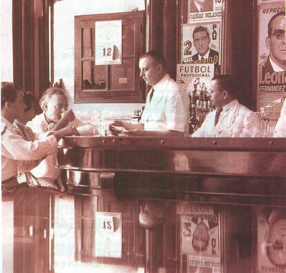 Hemingway no Floridita na década de 1940. O ganhador do Prêmio Nobel chegava ao local no meio da manhã com um maço de jornais e os lia no bar. Por ser diabético e beber muito, tomava drinks duplos e sem açúcar. Na imagem, Hemingway é servido em seu lugar preferido no bar. CORTESIA