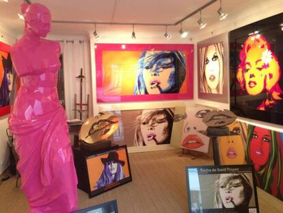 Algunas de las piezas con la imagen de Brigitte Bardot que se venden en Saint-Tropez.