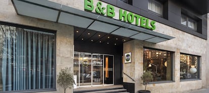 Entrada del hotel B&B Vitoria, cuya venta ha sido anunciada por Atom. IMAGEN CEDIDA POR LA COMPAÑÍA.